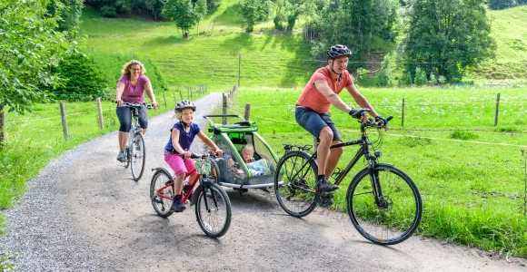 famille en vélo
