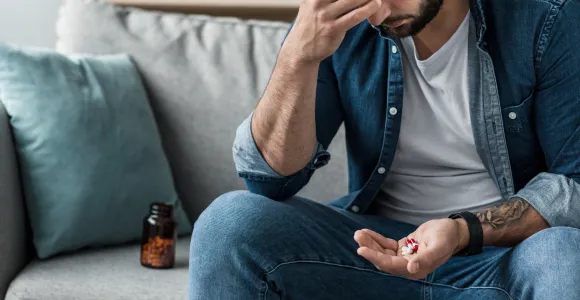 un homme prend des médicaments