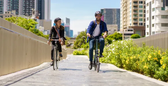 deux personnes font du vélo