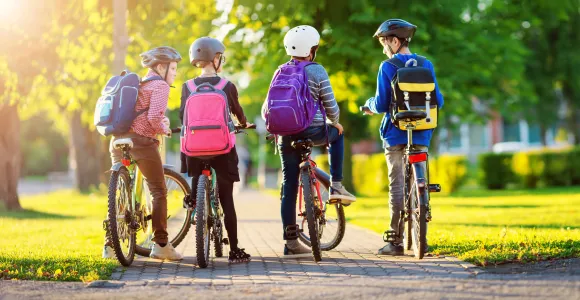 Des enfants vont à l'école à vélo