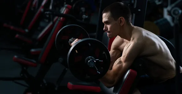 un homme montre ses biceps
