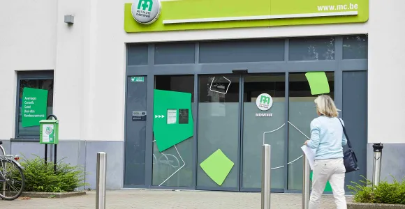 Une affiliée se rend dans une agence de la MC