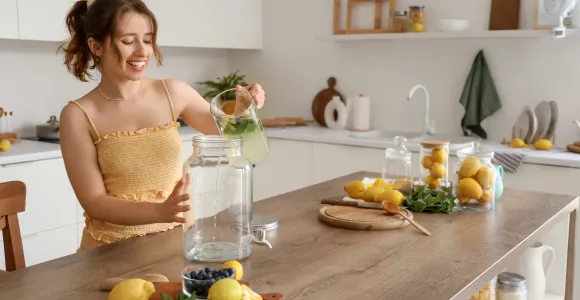 Une femme prépare une boisson rafraîchissante 
