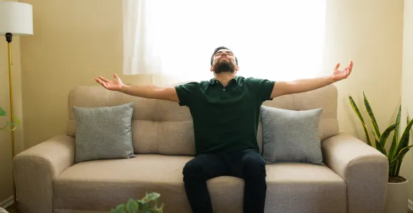 un homme se repose dans son canapé