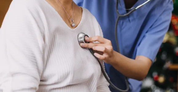un docteur ausculte une patiente