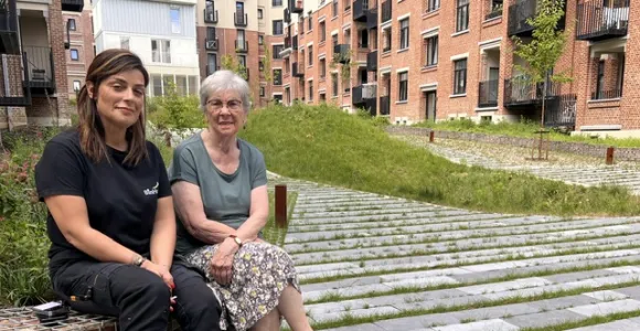 Deux habitantes de la cité posent dans la cour intérieure de logement sociaux rénovés.