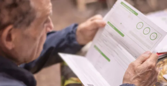 Un monsieur scrute sa facture d'énergie