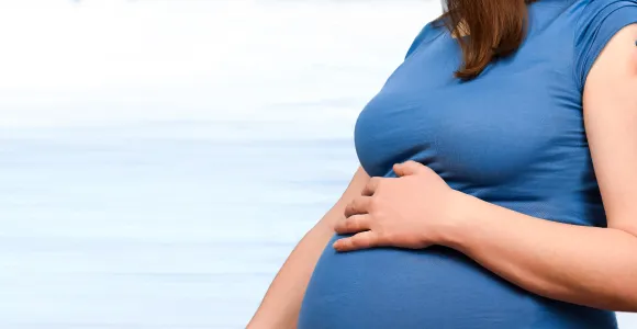 une femme enceinte se fait vacciner