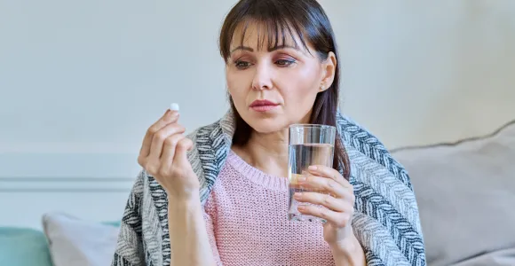 Une femme qui prend un médicamebt