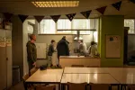 Le groupe de l'atelier de cuisine en train de préparer la salade liégeoise pour les autres bénéficiaires du lieu. 