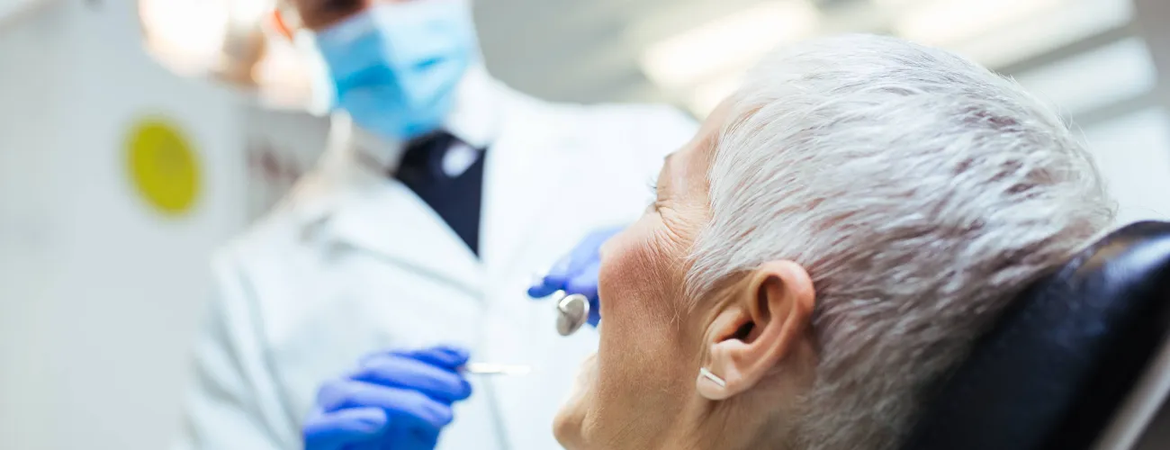 Un dentiste intervient sur un patient