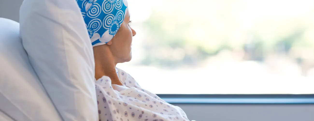Une patiente atteinte d'une maladie grave est allongée dans un lit d'hôpital