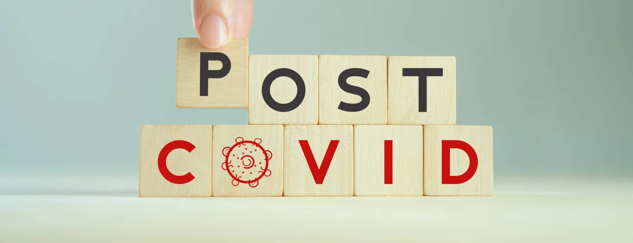 Des blocs en bois affichant les lettres "Post Covid"