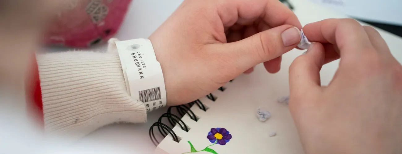 mains découpant des bouts de papier