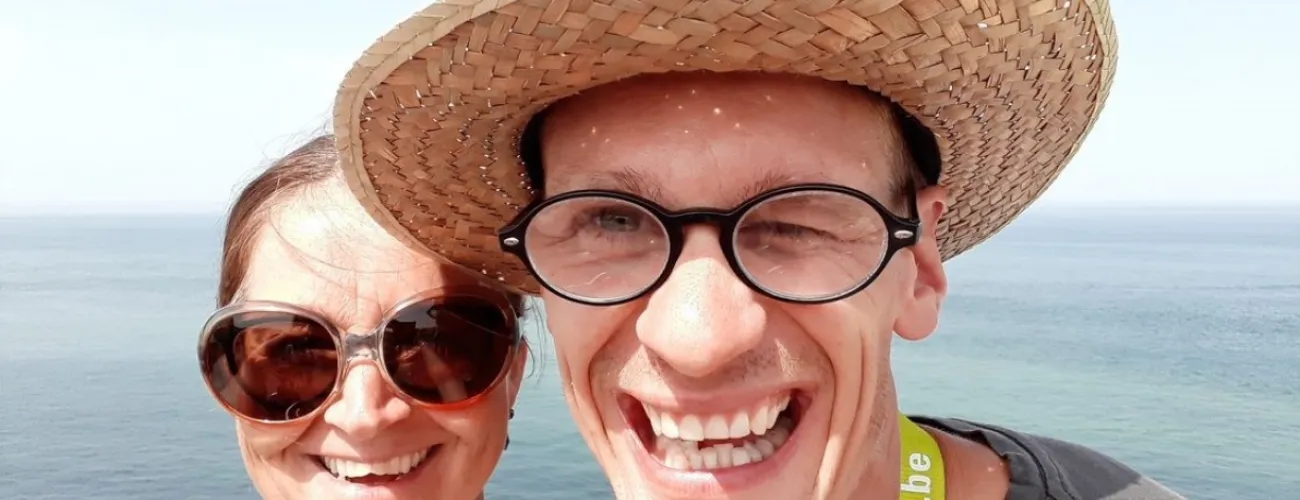 Un homme et une femme devant la mer