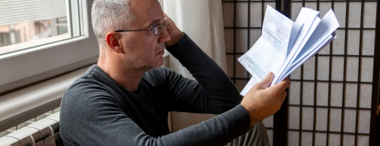 homme assis avec feuilles dans les mains