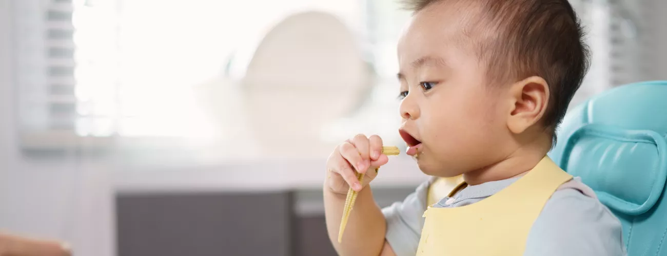 Bébé mange avec les doigts