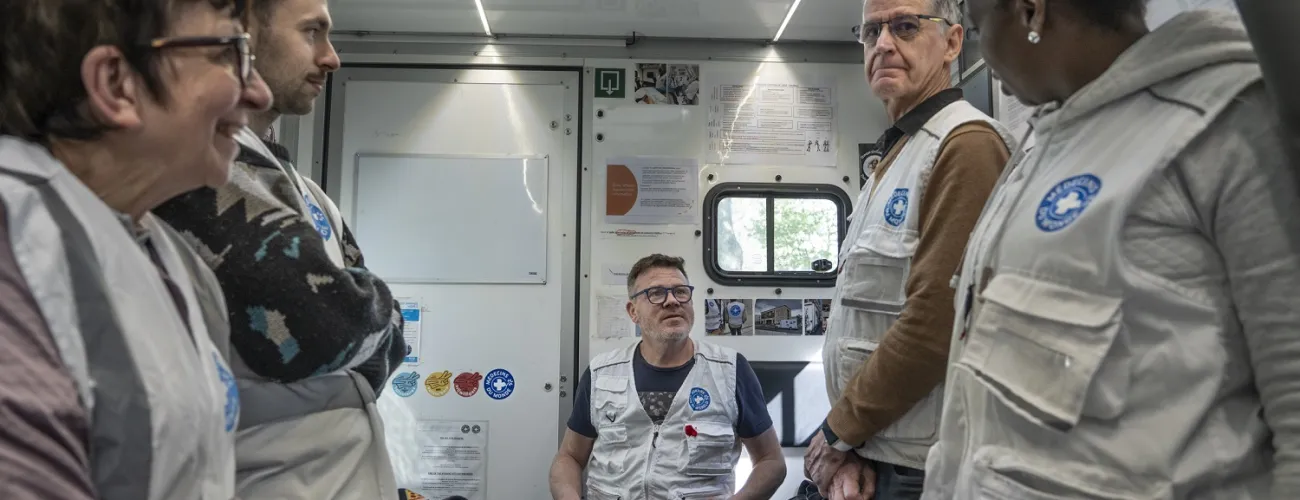Equipe médicale dans un local