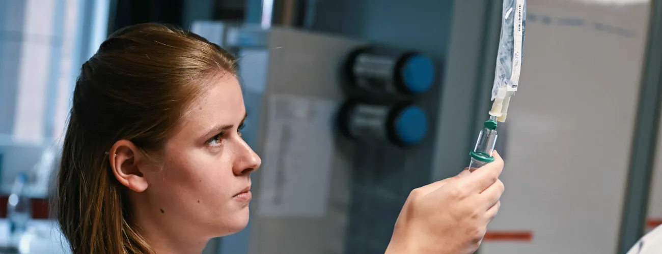 Infirmière placabt une perfusion