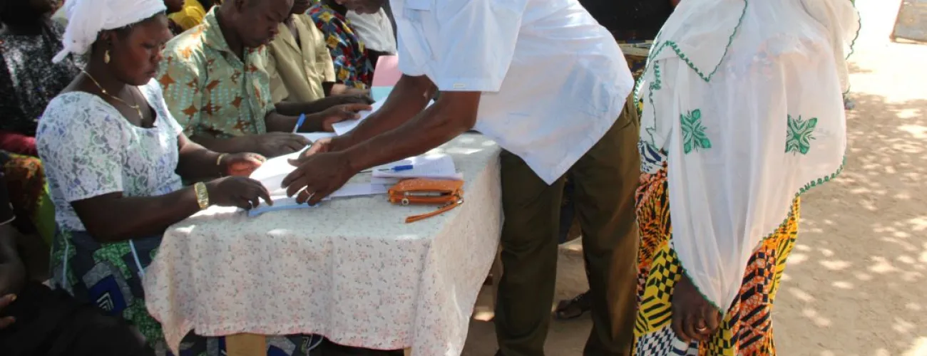 personnes africaines payant les cotisations mutuelles
