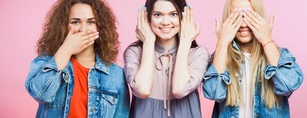 3 ados qui se cachent les yeux, la bouche et les oreilles 