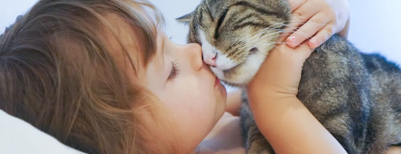 petite fille qui embrasse son chat 