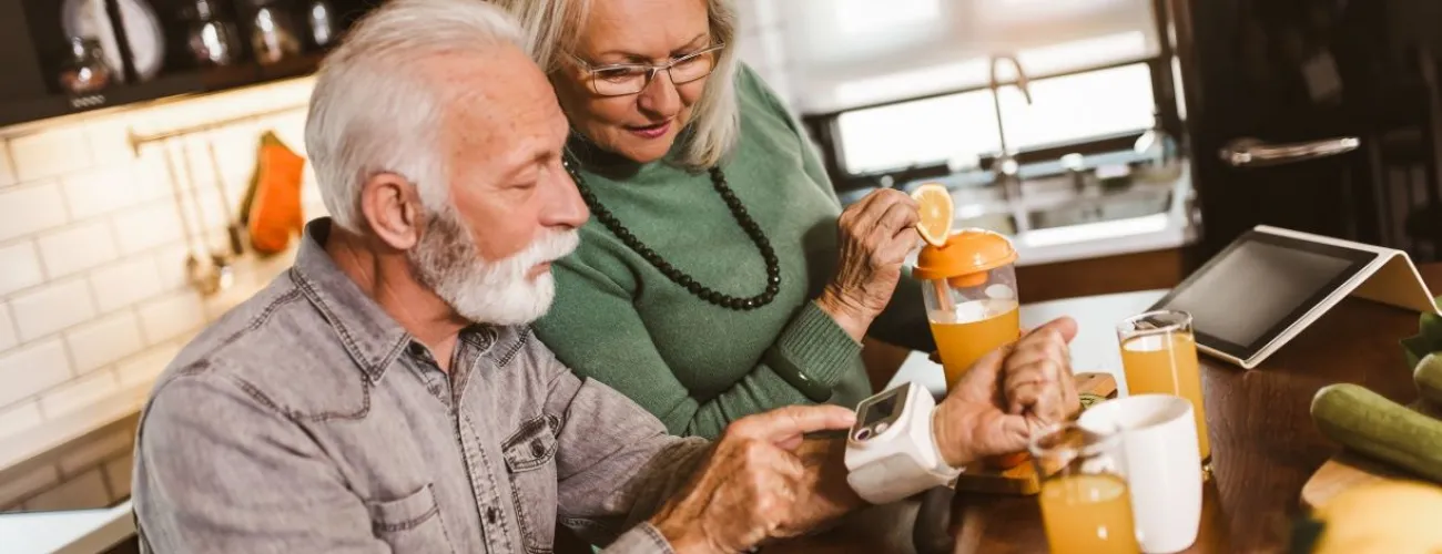 couple qui regarde une montre 