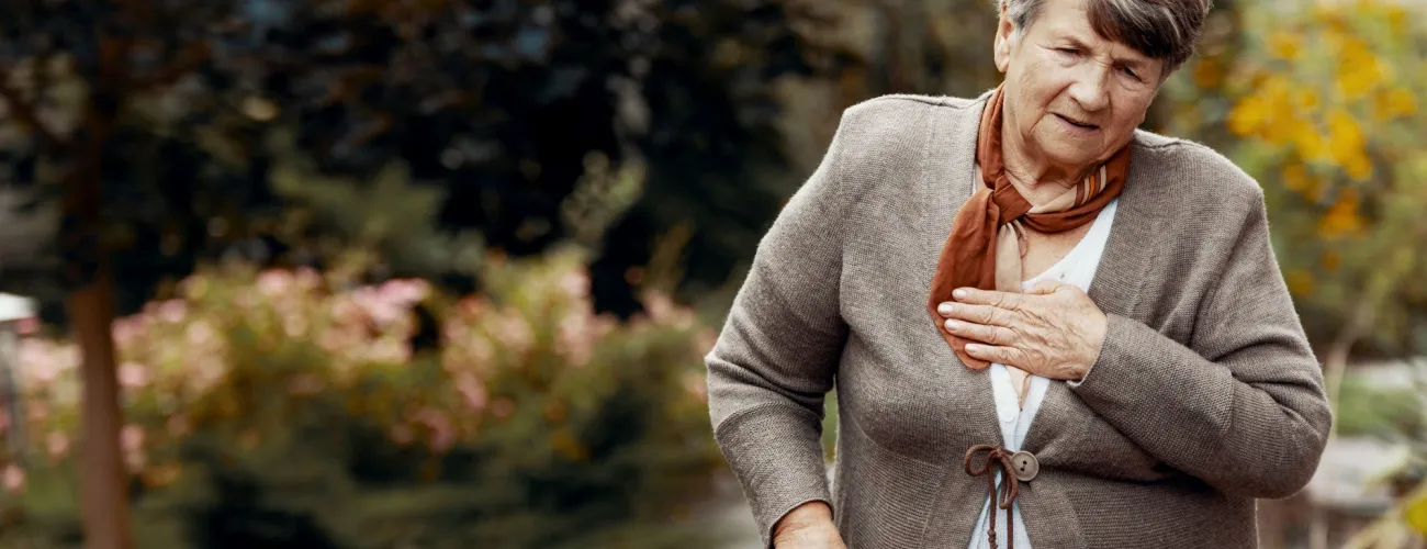 femme qui me la main sur son coeur