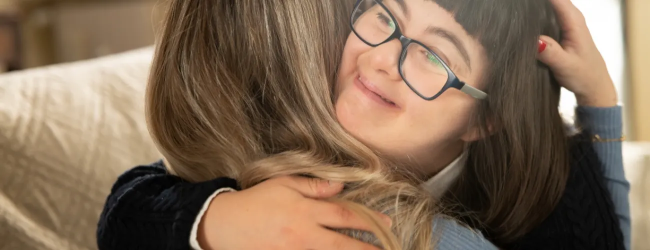 Deux personnes enlacées
