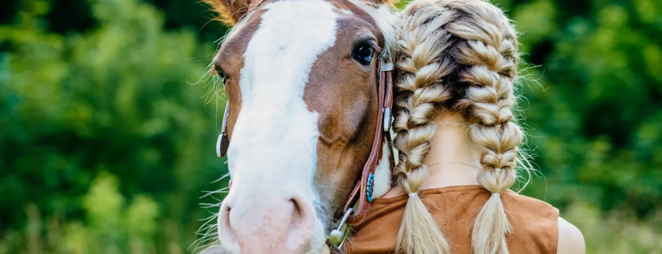 fille qui caline un cheval 