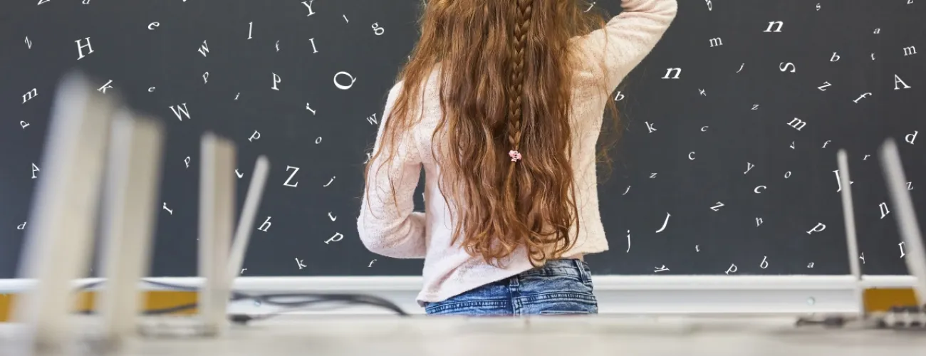 Jeune fille écrit au tableau