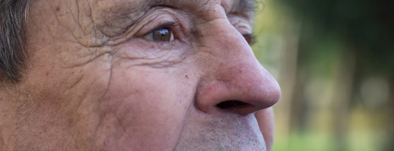 Gros plan sur visage homme senior