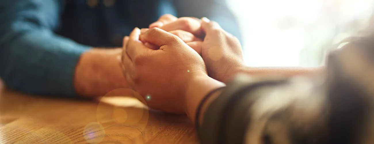 2 personnes qui se prennent les mains 
