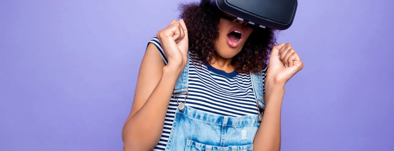 femme ayant un casque virtuel 