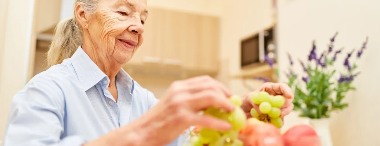 Femme Senior prend des fruits