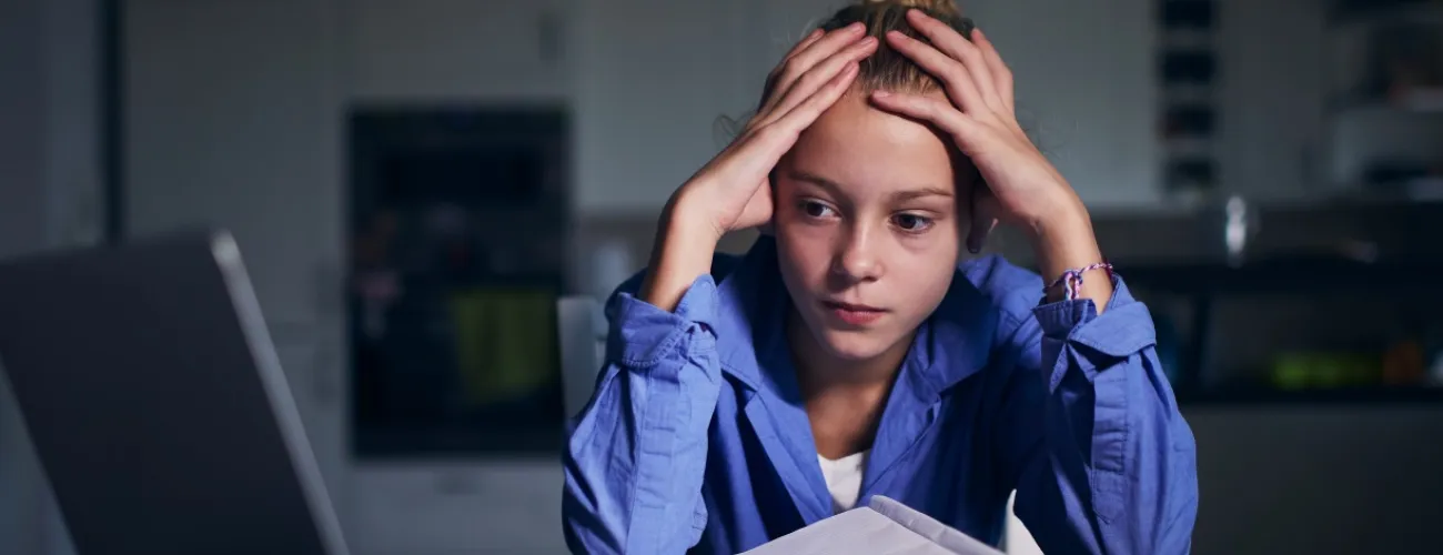 Jeune personne face à un écran