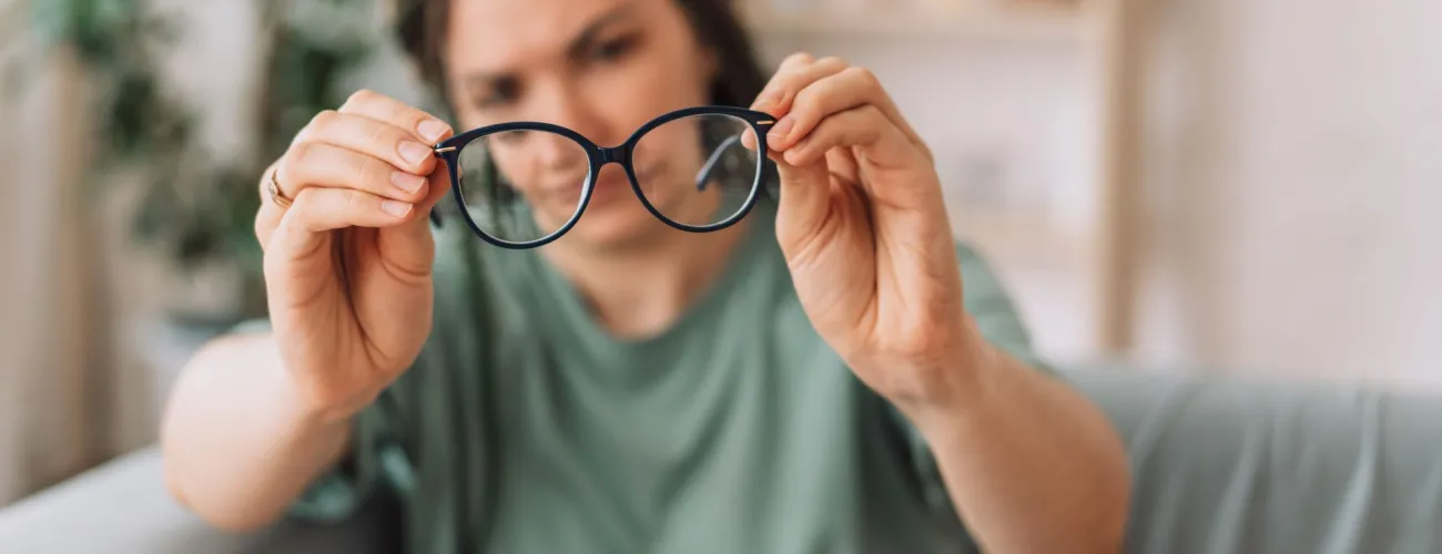 femme qui regarde ses lunettes