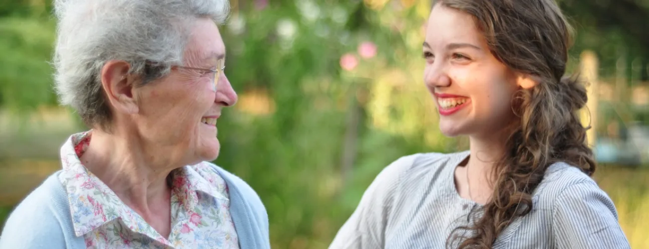 Une femme seniore et une jeune femme se regardent