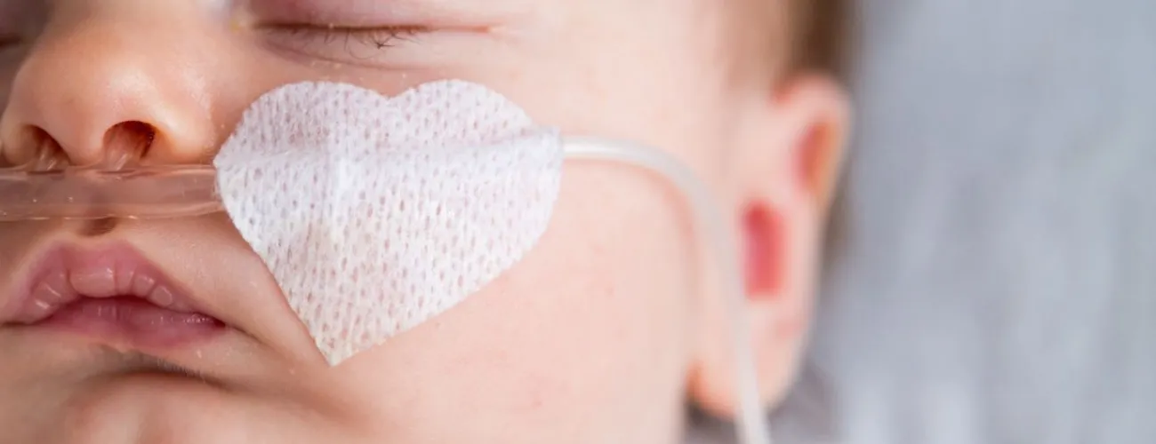 bébé qui est sous oxygène 