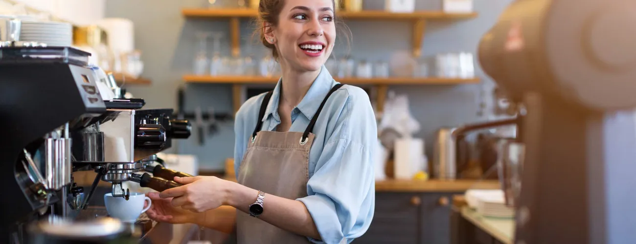 Une barista prépare un café