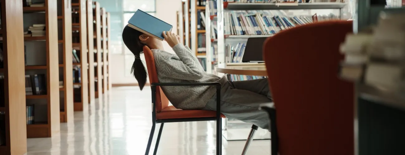 Étudiant dans une bibliothèque