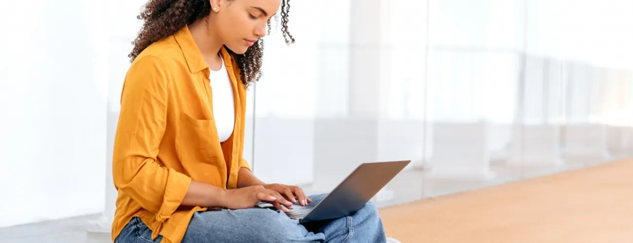 Une femme qui travaille devant son ordinateur