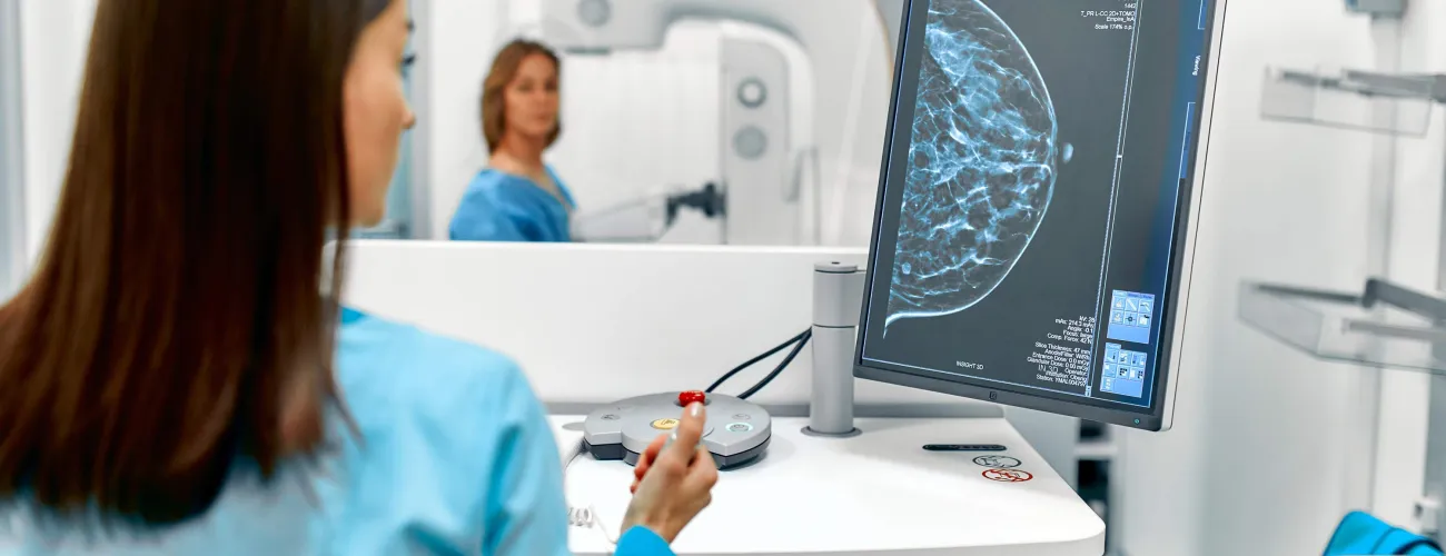 Une prestataire médicale vérifie une mammographie dans une clinique du sein