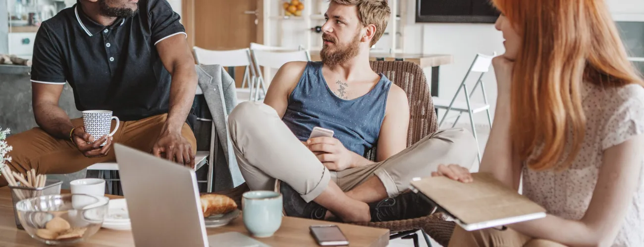 Un groupe de jeunes adultes en colocation