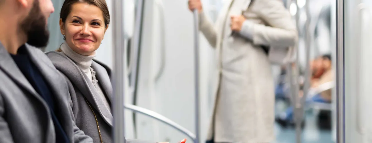 Un homme et une femme discutent dans un métro