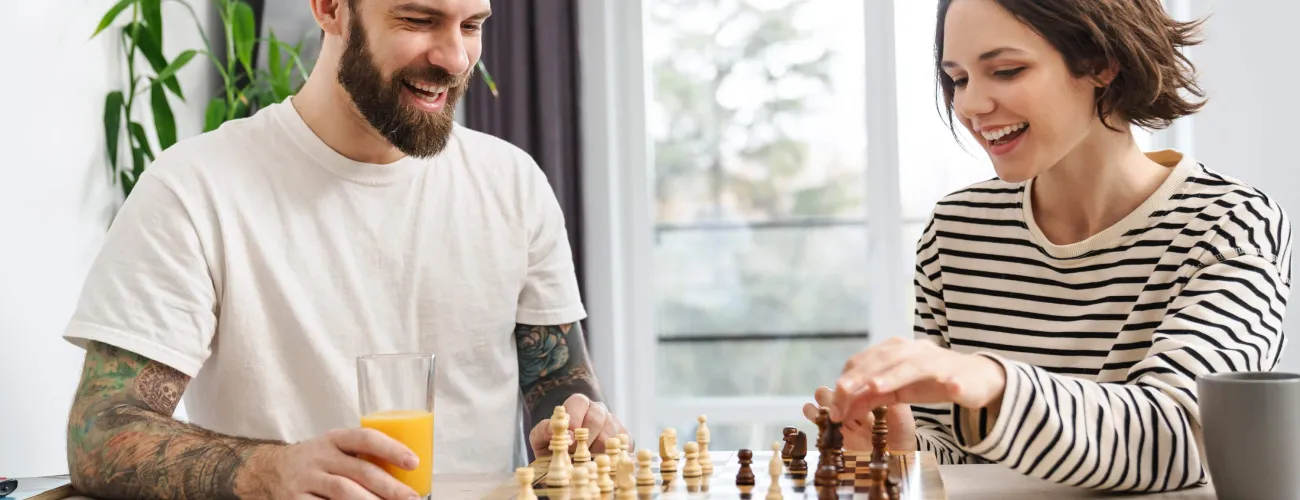 Un coupe fait une partie d'échecs