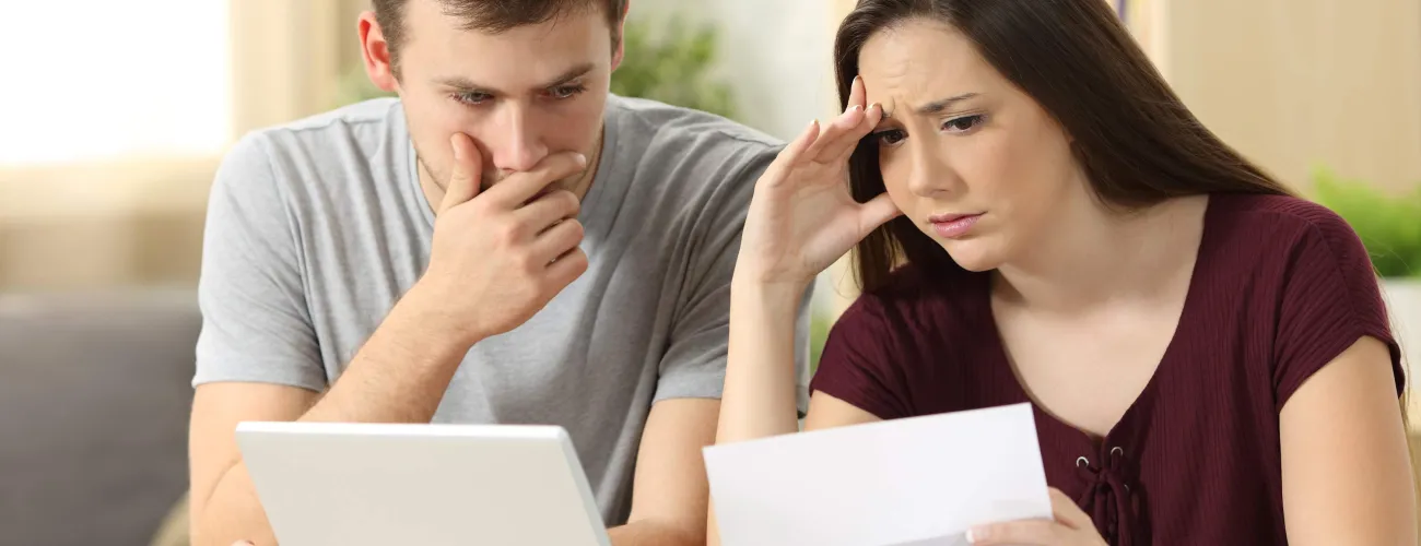 Un couple est dépité en regardant une facture