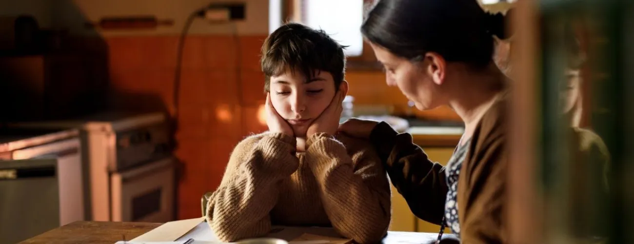 maman avec son enfant assis à table 