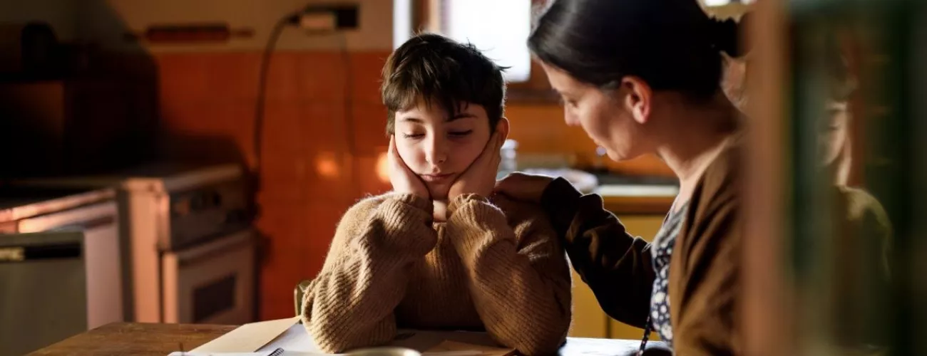 maman avec son enfant assis à table 