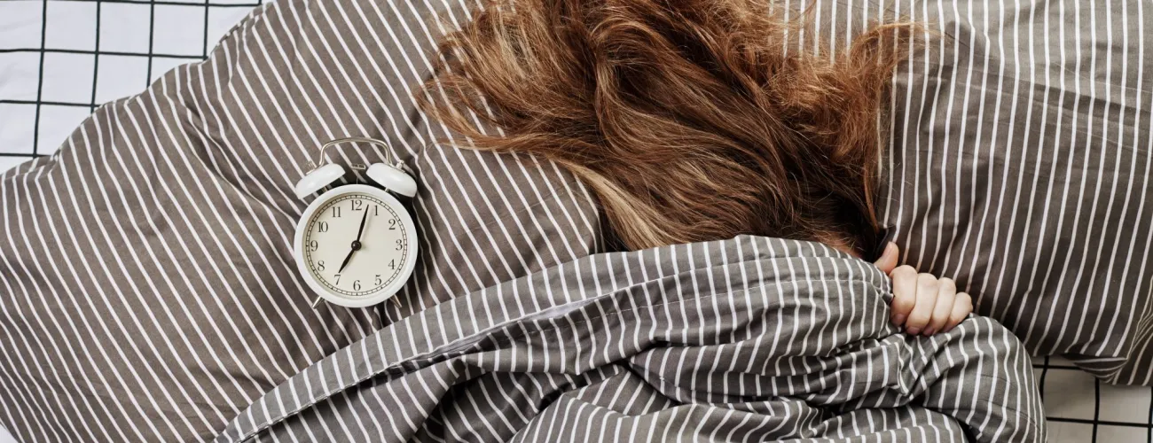 femme sous la couette 